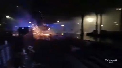 Marseille - Trois blessés parmi les forces de l'ordre attaquées après le Carnaval de la Plaine cette nuit : Commerces dégradés, barricades installées, poubelles ont été incendiées...