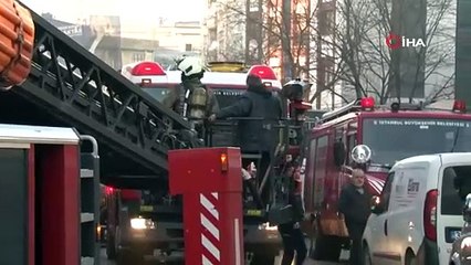 Bayrampaşa’da 3 katlı binada çıkan yangında 1 kişi yaralandı, 19 kişi kurtarıldı