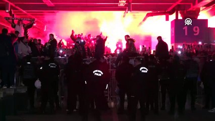 Fenerbahçeli taraftarlar İstanbul'da takımlarını karşıladı