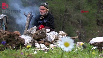 Keçileri çalınınca insanlara küstü, 17 yıldır dağda yaşıyor