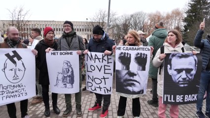 A Riga, des électeurs russes manifestent contre Poutine