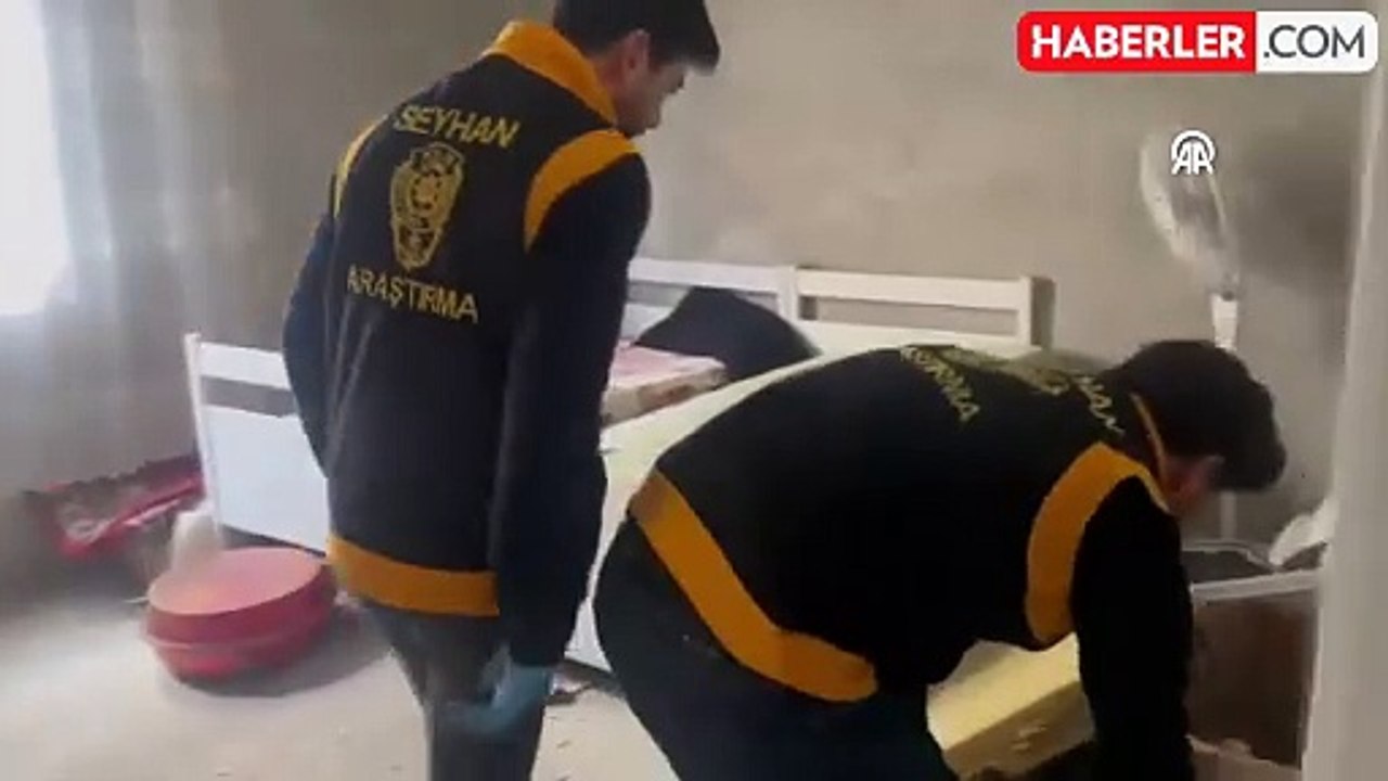 Evinde ruhsatsız 31 tabanca ve 393 silah parças...