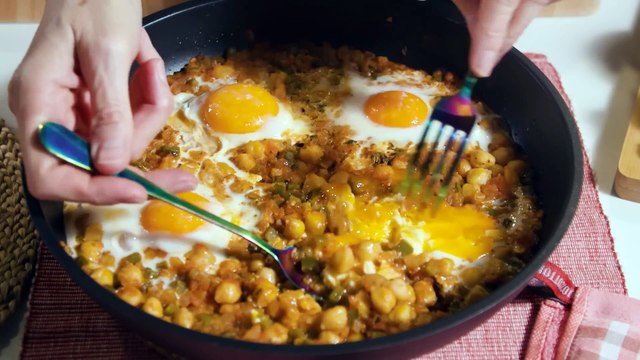 Huevos con garbanzos y verduras Receta muy saludable, fácil y económica