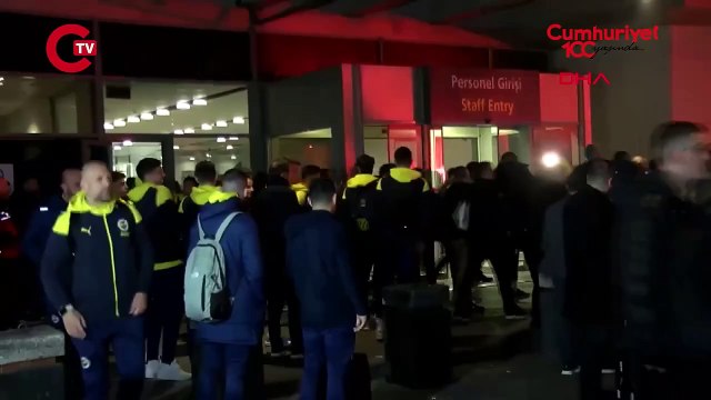Fenerbahçe taraftarları havalimanına akın etti! _Fenerle kimse başa çıkamaz..._