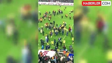 Bu kadarı da pes artık! Korner direğiyle Mert Müldür'e saldıran taraftarın passoligi yokmuş