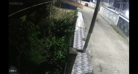 Homem é arrastado no chão após se agarrar ao próprio carro para impedir roubo; Veja vídeo