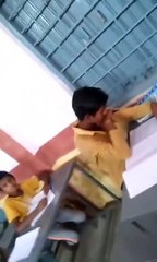 स्कूल में खुलेआम हो रही थी गाइड से नकल