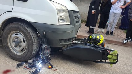 Polisten kaçan gençler kamyonetin altına girdi