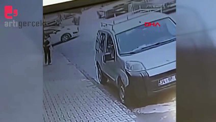 Tek teker giden motosikletliye hafif ticari araç çarptı