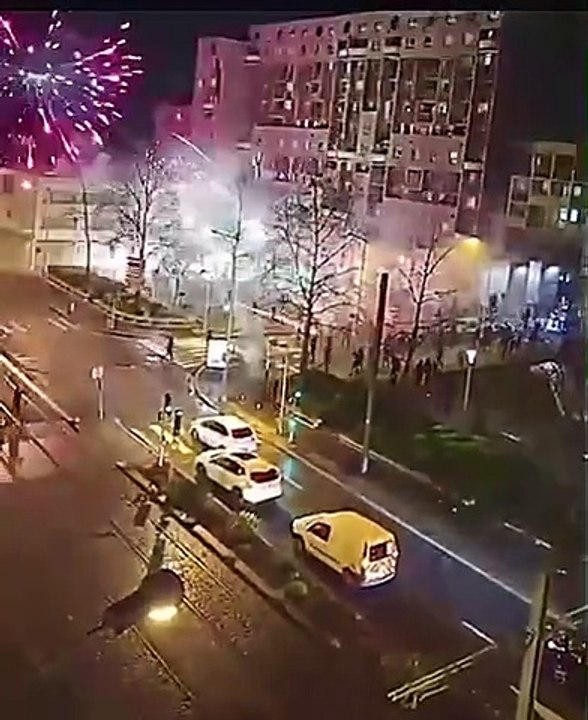 #France Le #commissariat de #Police de #LaCourneuve #attaqué et ciblé par des #tirs de #mortiers, 9 #personnes #interpellées 4 jours après la #mort d’un #jeune de 18 ans, percuté par une #voiture de police après un #refus d’obtempérer