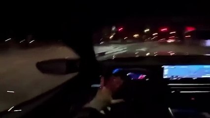 Arkasından gelen polisi fark etmeden drift atan sürücü kamerada