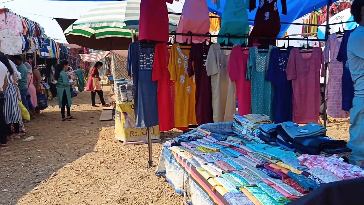 Shirt kharidne pahuch gaye mangalwar bajaar me