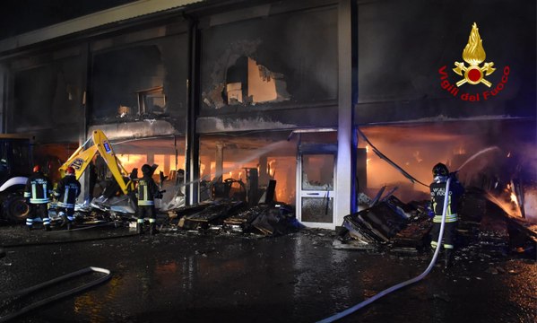 Incendi nel Casertano, le fiamme distruggono due depositi a Marcianise e Santa Maria CV (18.03.24)