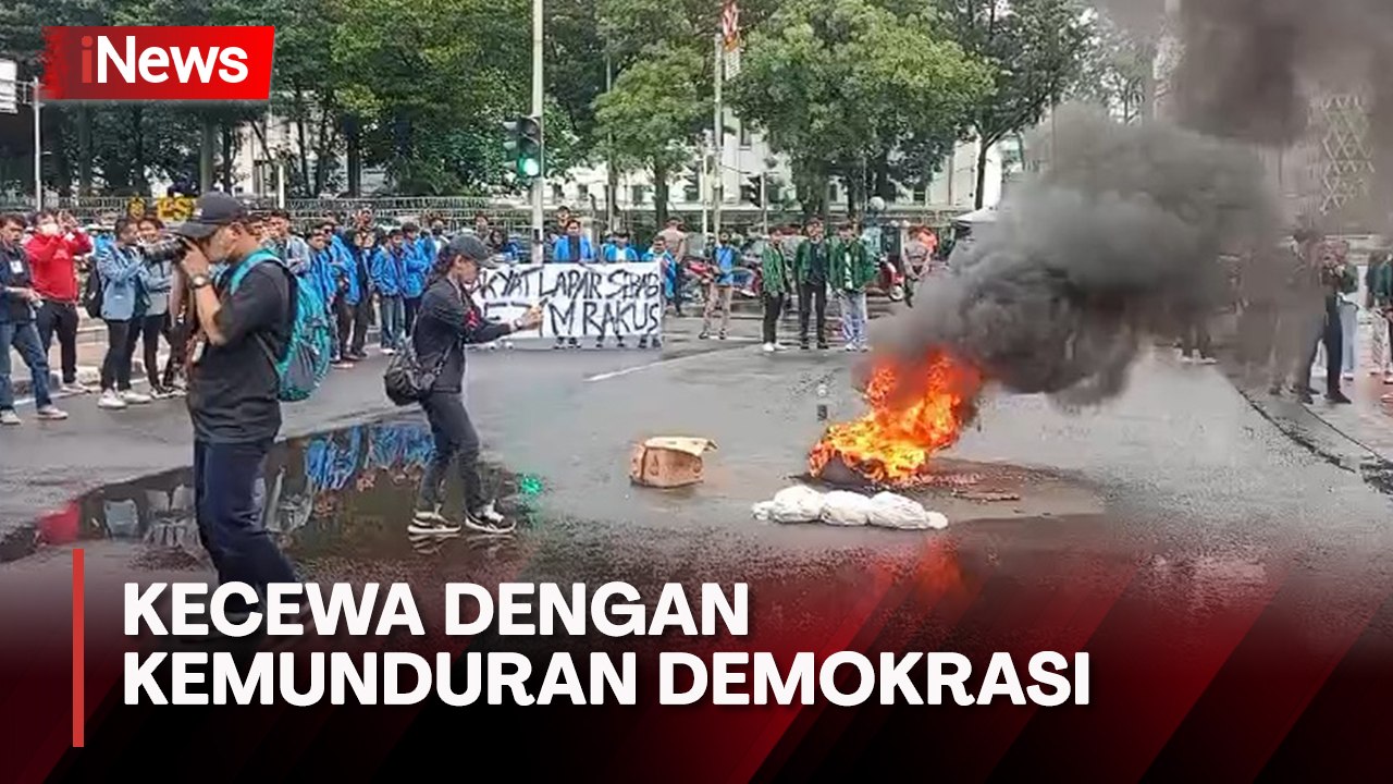 Mahasiswa Bakar Ban di Patung Kuda, Kecewa Kemunduran Demokrasi