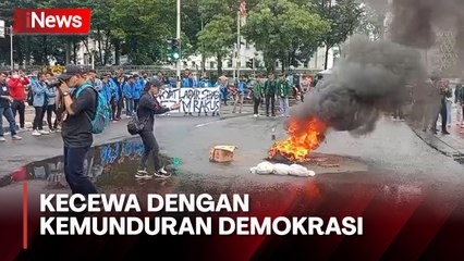 Mahasiswa Bakar Ban di Patung Kuda, Kecewa Kemunduran Demokrasi