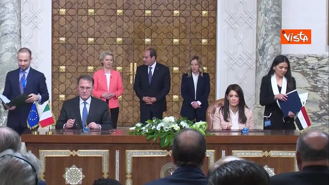 Meloni al Cairo, ecco la firma degli accordi tra Italia, gli altri Paesi Ue e Egitto
