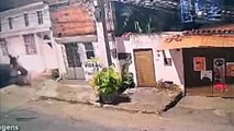 Carro invade passeio e o atropela duas pessoas no subúrbio de Salvador