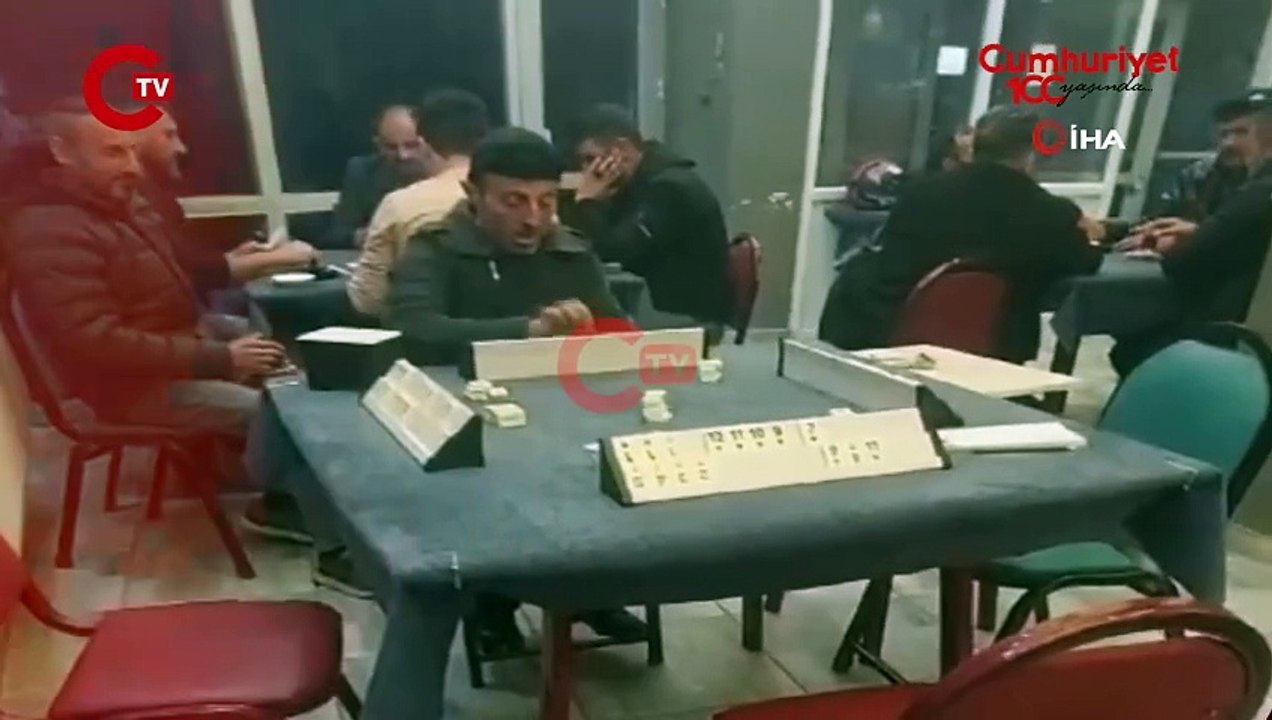 Okey masasına arkadaş bulamadı, 4 kişilik oyunu tek başına oynadı