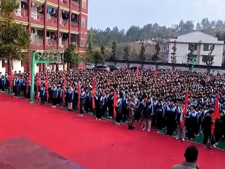 La punizione drastica in Cina: l'impiegato della scuola distrugge i cellulari degli alunni