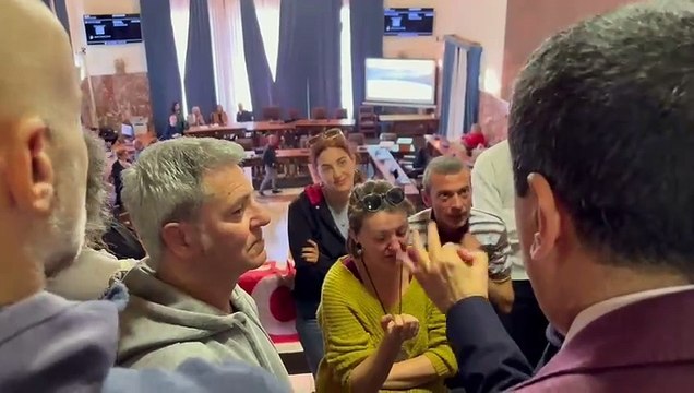 Pippo Trischitta, presidente della commissione Ponte, con alcuni consiglieri comunali a colloquio con i manifestanti