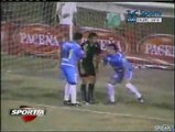 patada voladora en el  futbol