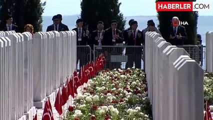 Cumhurbaşkanı Erdoğan, Çanakkale Deniz Zaferi'nin 109. yıldönümünde şehitliğe karanfil bıraktı