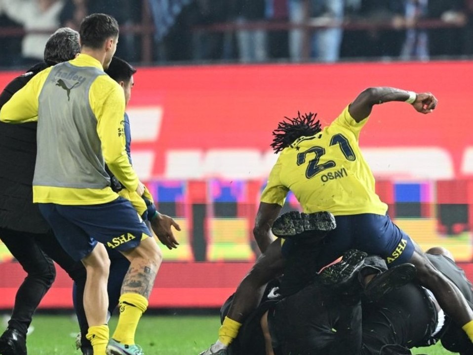 Fäuste, kung-fu und platzsturm: eklat auf dem fußballfeld