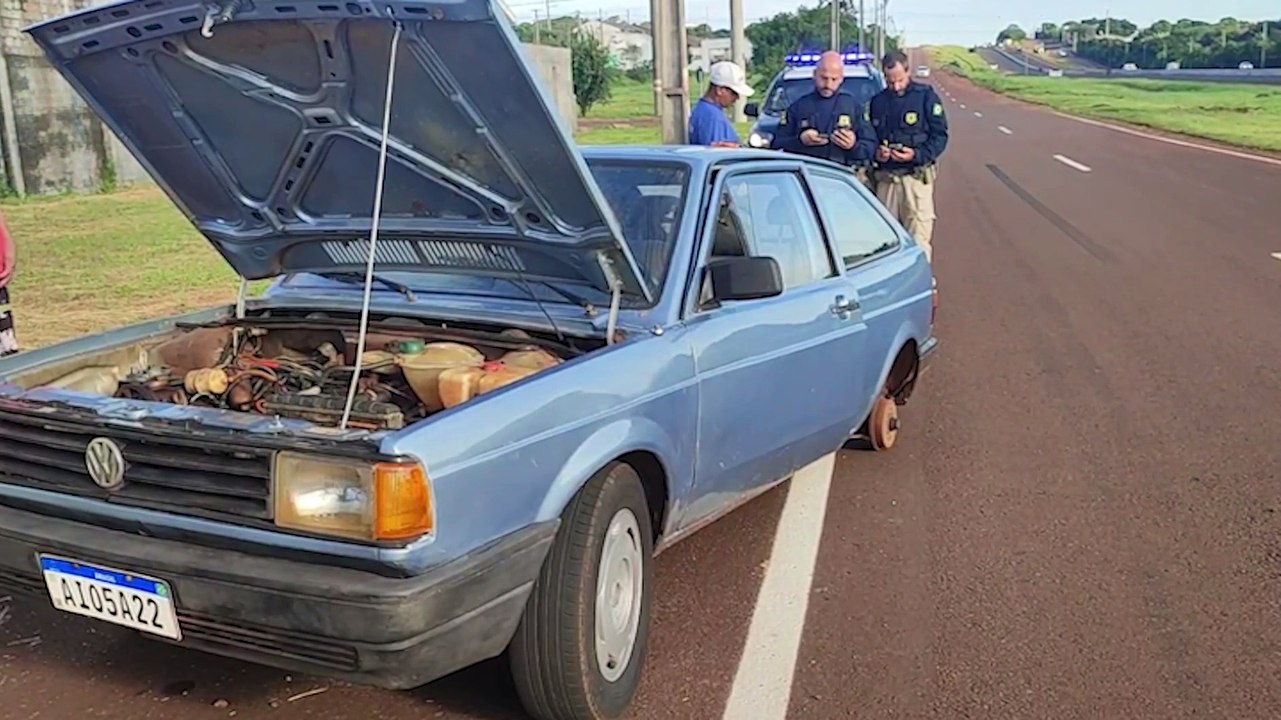 Carro furtado na madrugada é encontrado depenado às margens da PRc-467