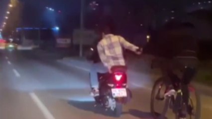 Motosiklet ile bisikleti çekti! Trafikte tehlikeli anlar