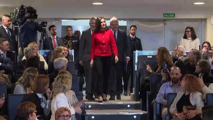 La Reina Letizia arrasa con una chaqueta roja de tweed con un significado muy especial