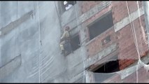 Vídeo mostra na íntegra momento que trabalhadores são resgatados pelo Corpo de Bombeiros com rapel
