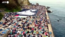 In Spagna protesta di massa pro-Palestina, sdraiati a terra per simulare i morti di Gaza