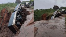 Carreta é 'engolida' por cratera após fortes chuvas no Paraná; vídeo