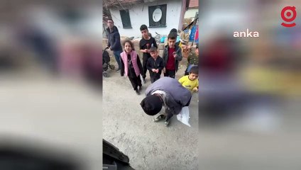 Tabanı delik ayakkabısını gösteren emekli: "Sadaka gibi bin lira ikramiye verdiler”