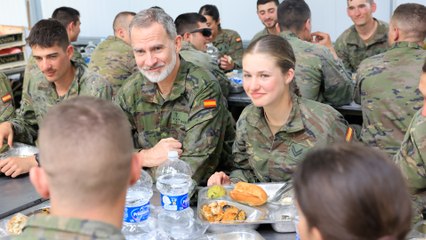 Felipe VI visita por sorpresa a la Princesa Leonor durante sus maniobras en San Gregorio