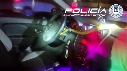 Vean el vídeo viral de una mujer que se encontró una serpiente dentro de su coche en Madrid