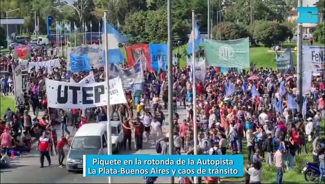 Piquete en la rotonda de la Autopista La Plata-Buenos Aires y caos de tránsito