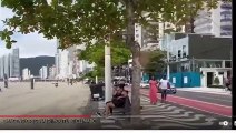 Agressão covarde é flagrada em ciclofaixa de Balneário Camboriú