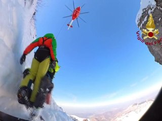 下载视频: Tre alpinisti bloccati sul monte Mendolè: il salvataggio acrobatico dei Vigili del fuoco