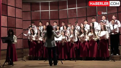 Söyledikleri türkülerle şehitleri anan lise öğrencileri dinleyenleri duygulandırdı