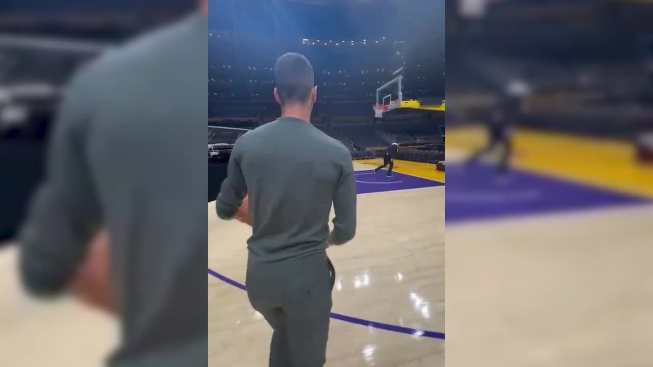 Djokovic jugando al baloncesto