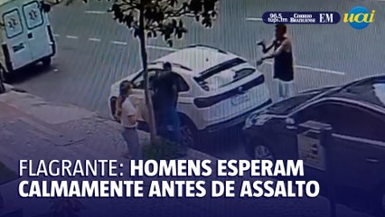Homens armados aguardam calmamente antes de assalto