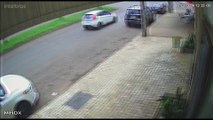 Vídeo mostra colisão entre moto e carro na Avenida Assunção, em Cascavel
