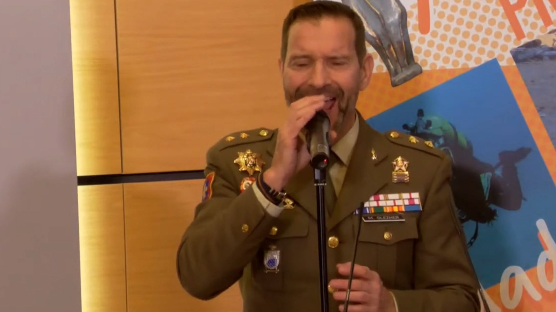 La sorprendente actuacin musical de un teniente coronel en un acto oficial con la ministra de Defensa: ?No existen sueos imposibles?