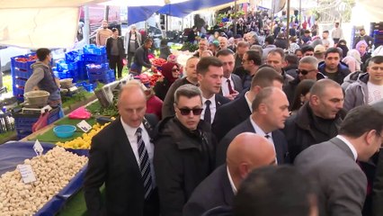 Ekrem İmamoğlu Büyükçekmece Semt Pazarı'nı ziyaret etti
