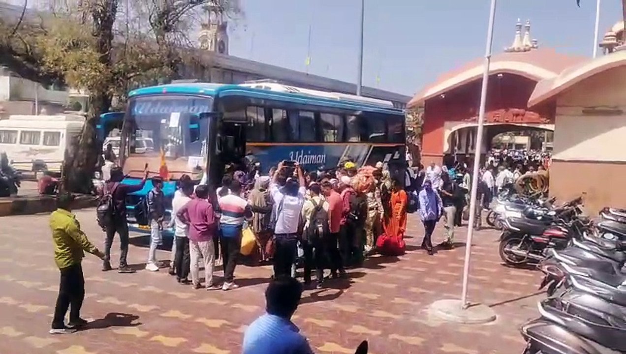रेलयात्रियों को दौराई व सराधना रेलवे स्टेशनों तक बसों से भेजा
