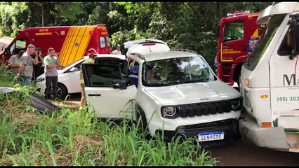 Lateral de Renegade fica destruída após ser atingida por caminhão