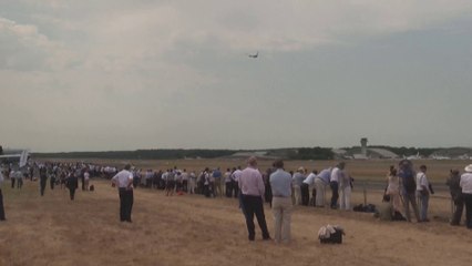 طائرة من طراز بوينغ 737 تفقد لوحا خارجيا خلال رحلة جوية في أميركا