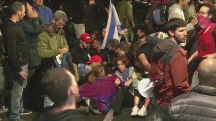 احتجاجات في تل أبيب تطالب بإقالة نتنياهو.. والأخير يهاجم بشدة