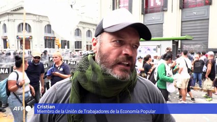 Policía reprime protestas de organizaciones sociales contra ajuste de Milei en Argentina